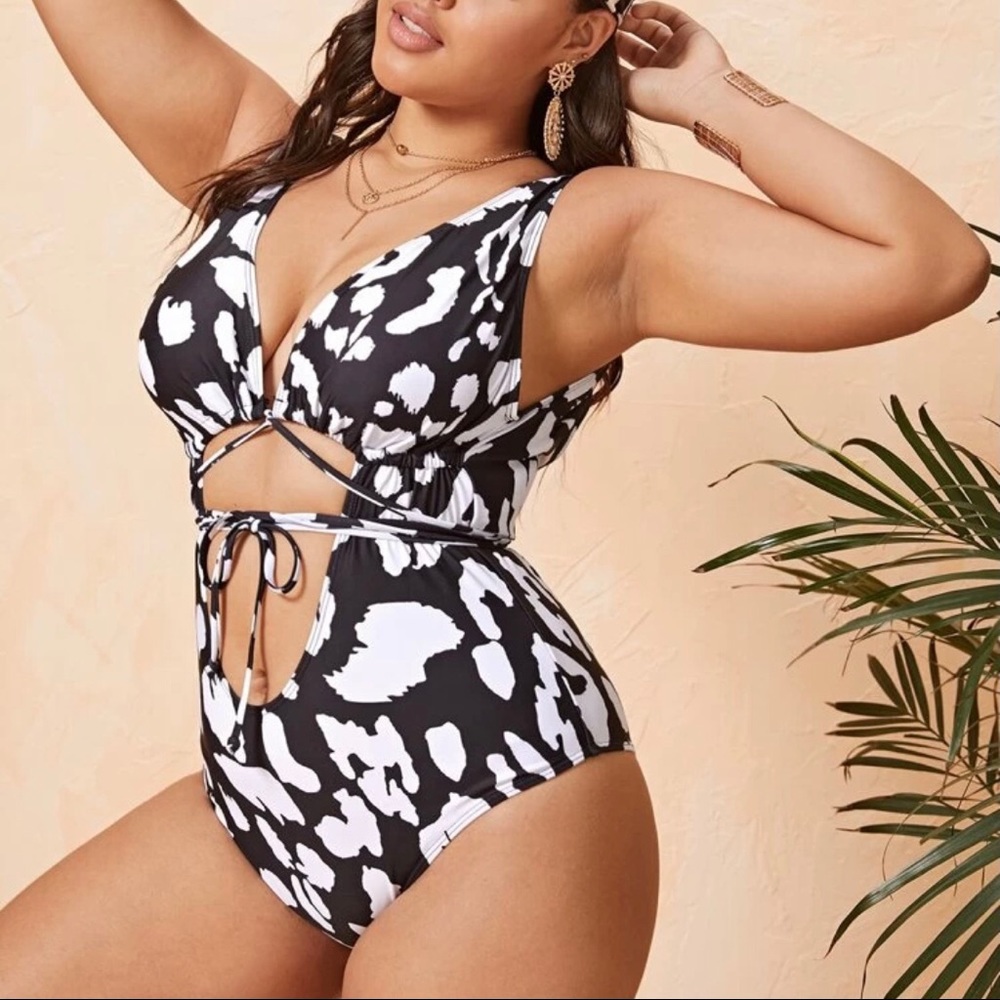 SHEIN Curve 2XL Black & White Printed Swimsuit